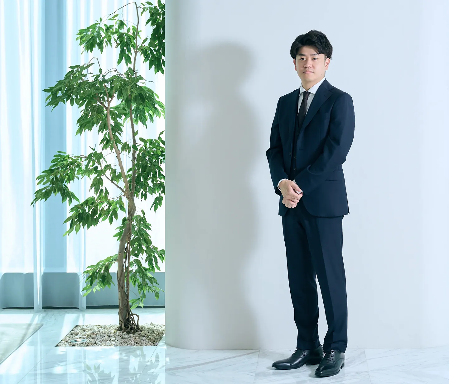 オフィスに立つ島倉 悠人