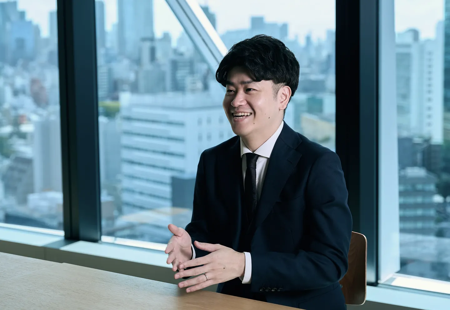 笑顔で話す島倉 悠人