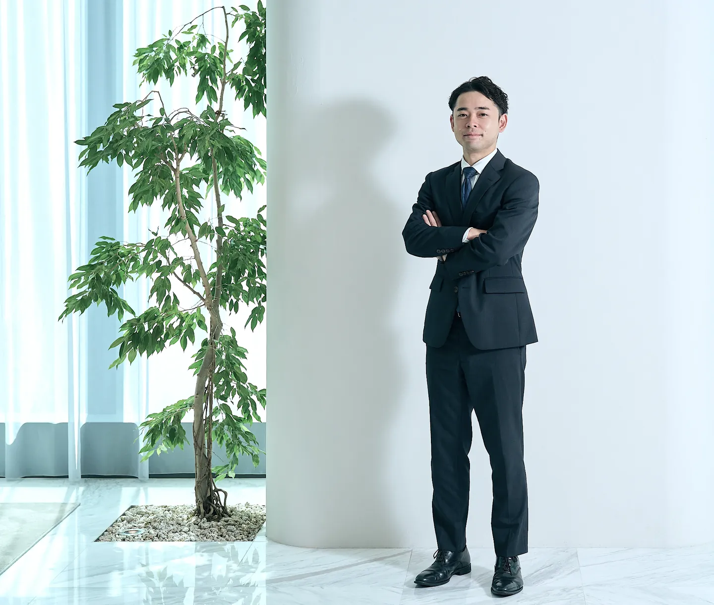 オフィスに立つ玉津 智基