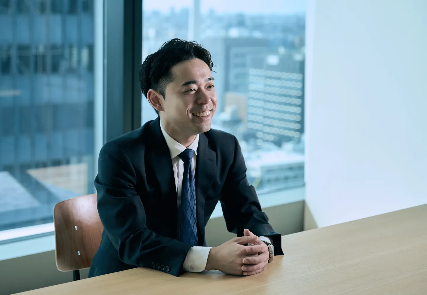 笑顔で話す玉津 智基